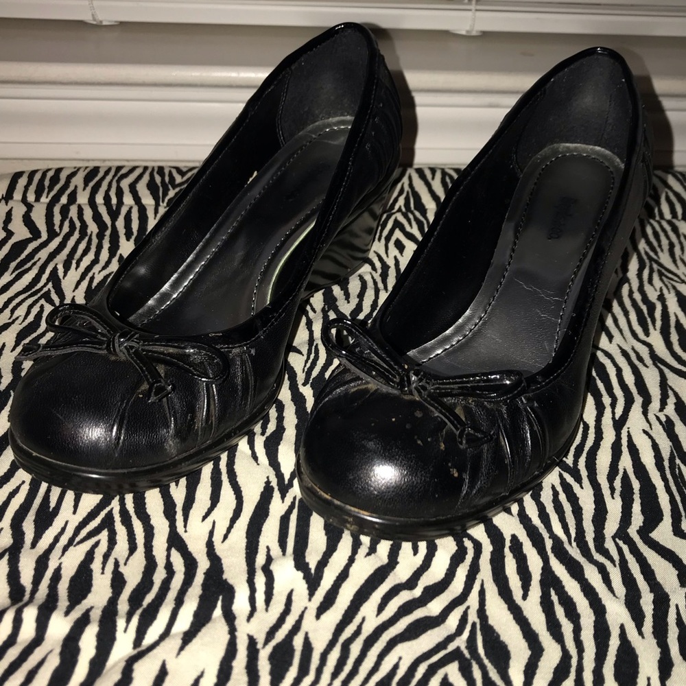 Black wedge shoes with bow. Women’s size 6 1/2